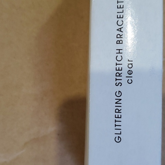 Avon Glittering Stretch bracelet clear 2011 New in box - Picture 5 of 5